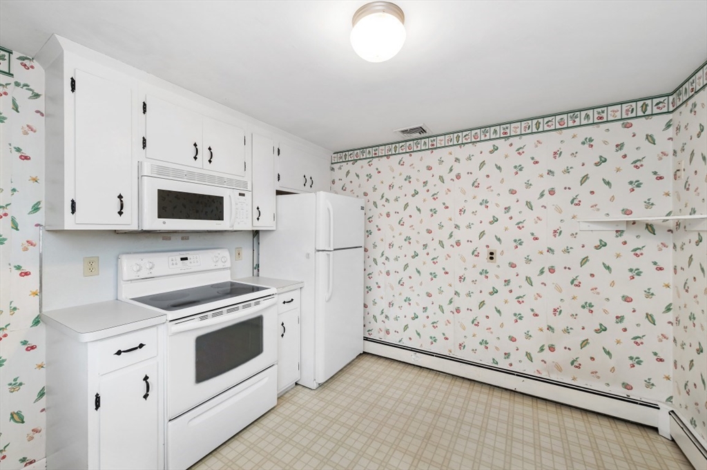 37 Upland Road Waltham, MA 02451 - Photo 4 of 28