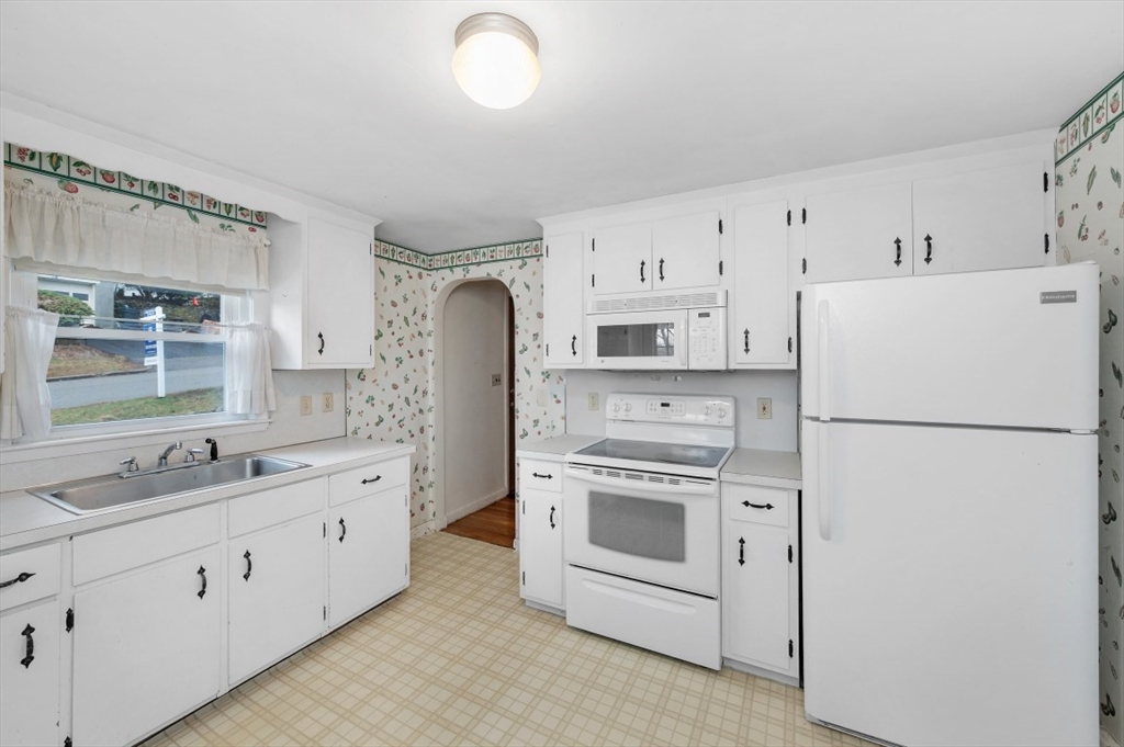 37 Upland Road Waltham, MA 02451 - Photo 5 of 28