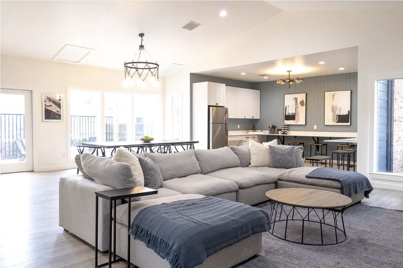 2170 Thousand Oaks Drive, Unit 1025T San Antonio, TX 78232 - Photo 11 of 36 a living room with furniture and a large window