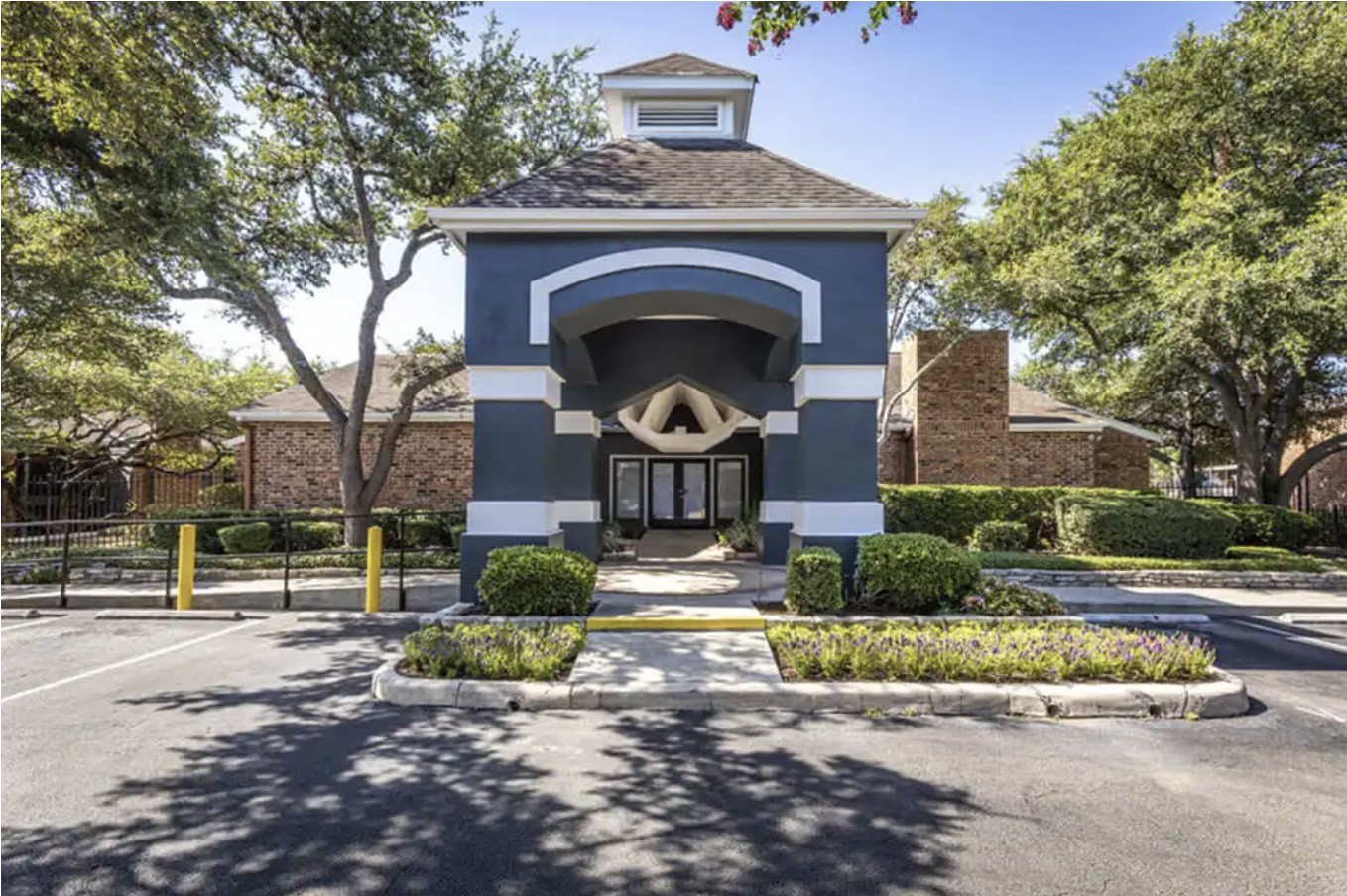 2170 Thousand Oaks Drive, Unit 1025T San Antonio, TX 78232 - Photo 31 of 36 a front view of a house with garden