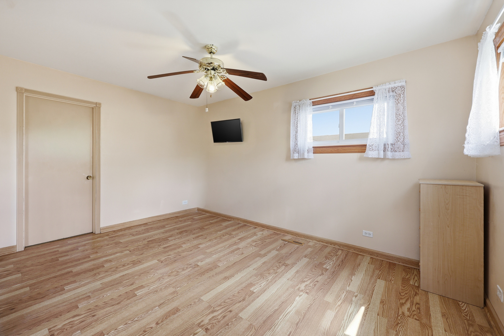 329 East Myrick Avenue Addison, IL 60101 - Photo 10 of 30 a view of empty room with wooden floor and fan