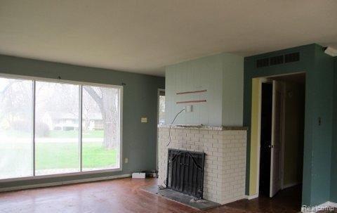 325 Wimpole Drive Rochester, MI 48309 - Photo 4 of 8 34518639 living Room.jpg