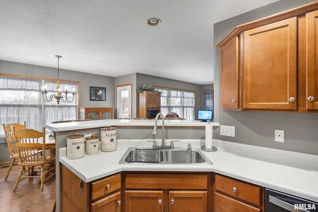 $320,999 | 973 17th Avenue, Silvis, IL 61282