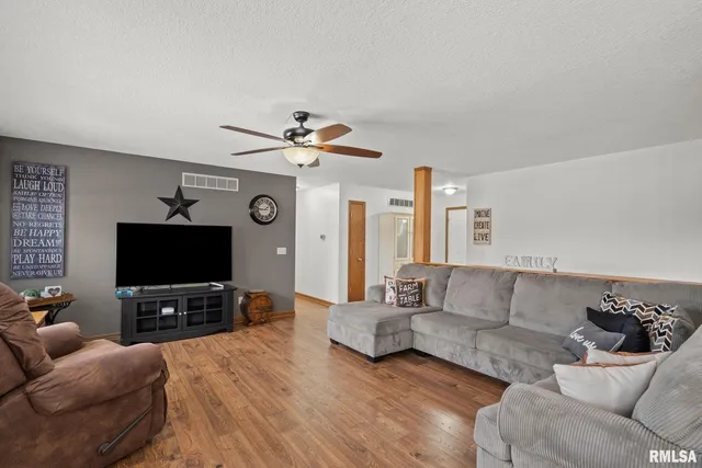 $320,999 | 973 17th Avenue, Silvis, IL 61282