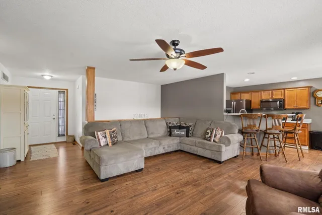 $320,999 | 973 17th Avenue, Silvis, IL 61282