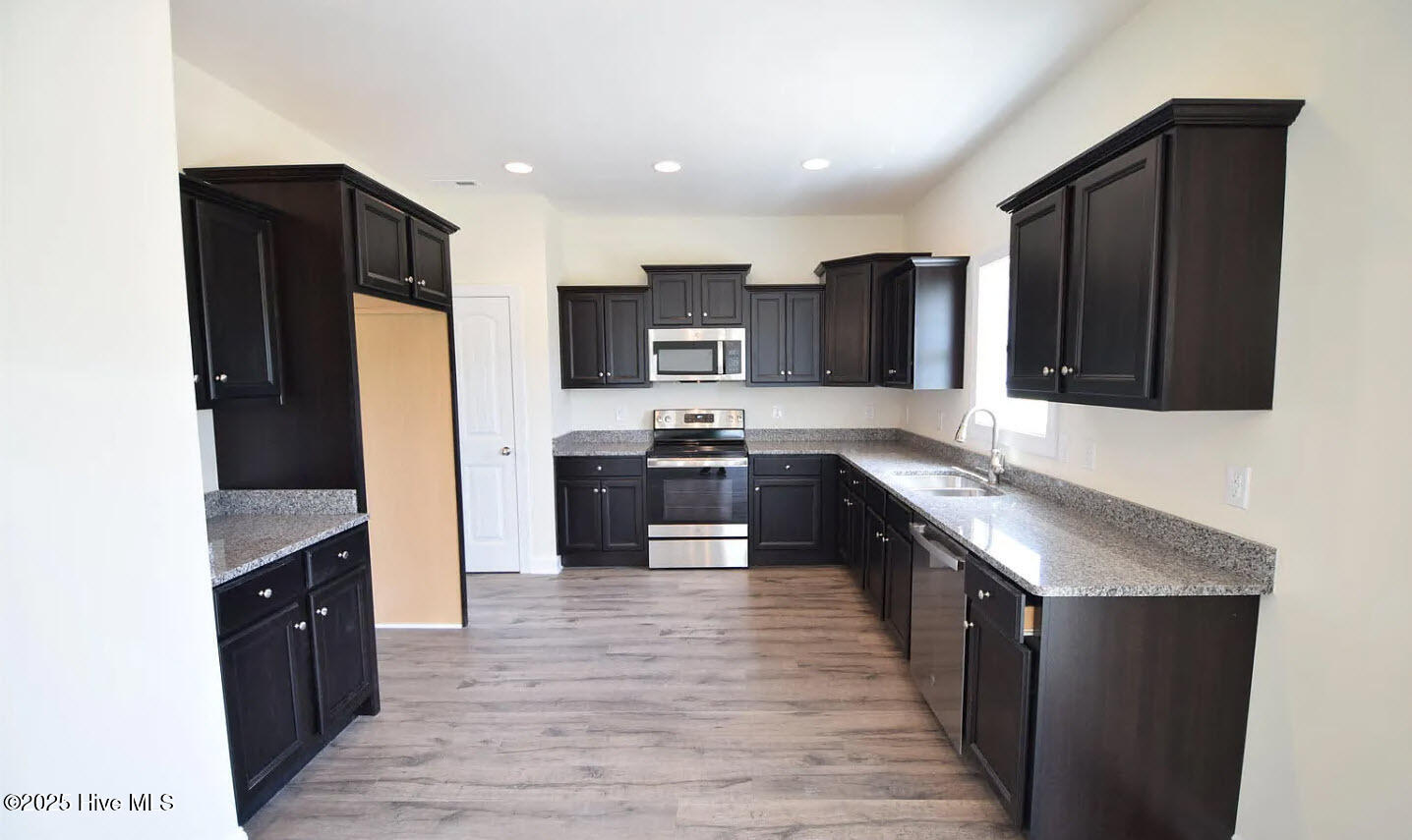 2905 Betty Gresham Lane New Bern, NC 28562 - Photo 3 of 18 kitchen