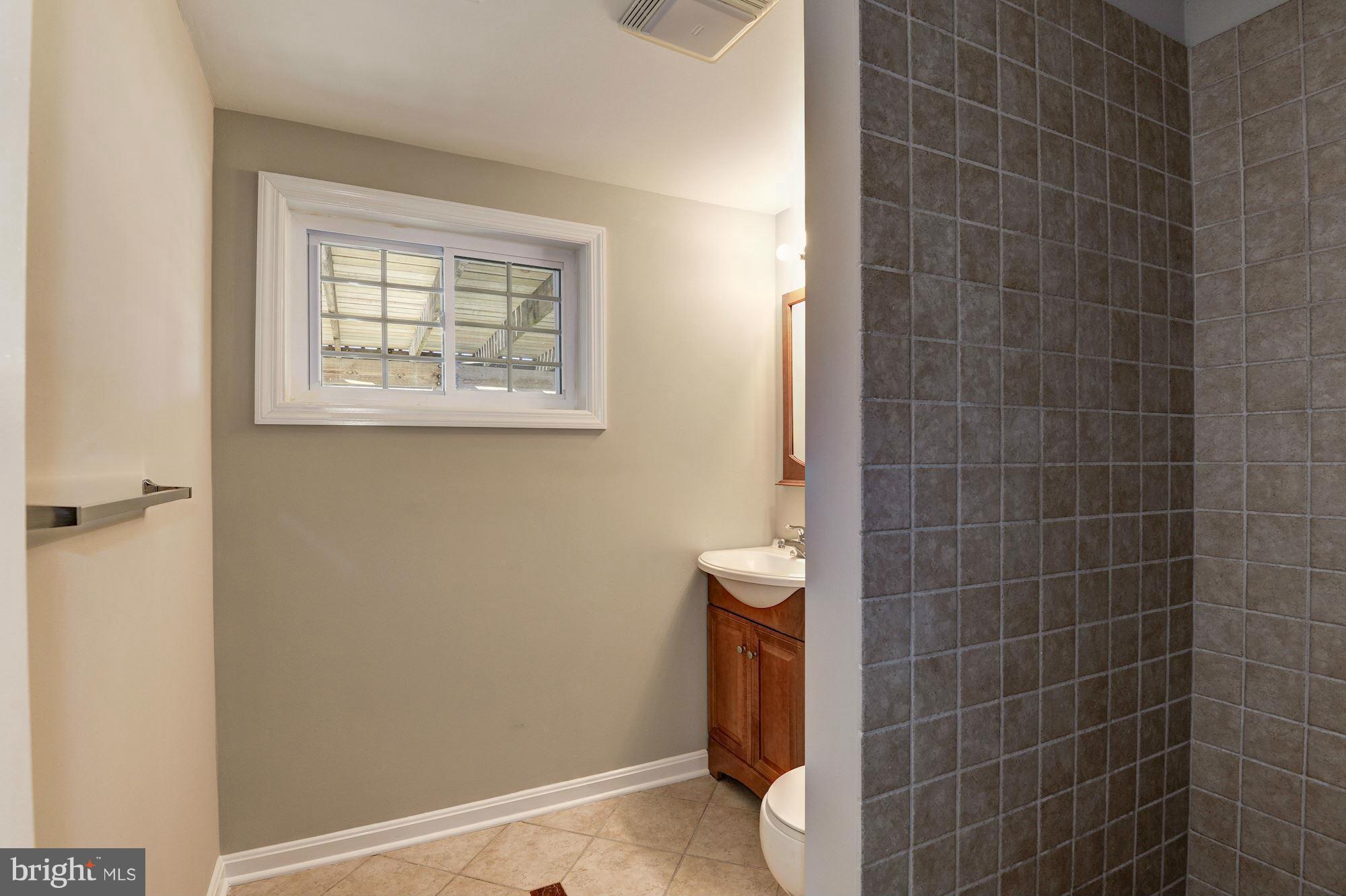 623 West Poplar Road Sterling, VA 20164 - Photo 23 of 30 Bath