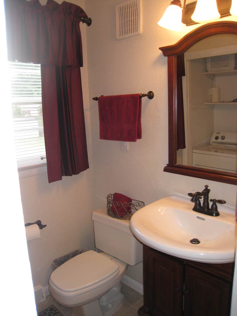 2617 Sharmar Road Roanoke, VA 24018 - Photo 11 of 36 Half bath