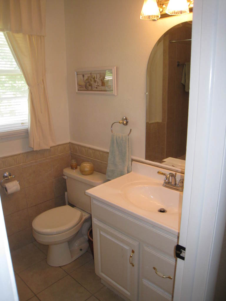 2617 Sharmar Road Roanoke, VA 24018 - Photo 18 of 36 Full hall bath