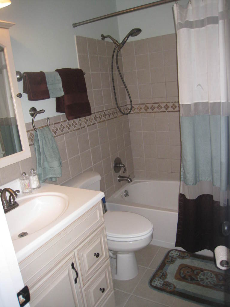 2617 Sharmar Road Roanoke, VA 24018 - Photo 26 of 36 Master bath