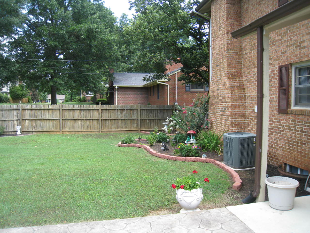 2617 Sharmar Road Roanoke, VA 24018 - Photo 32 of 36 Landscaping