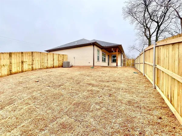 $1,735 | 327-329 East Nelson Street, Unit 329, Denison, TX 75021