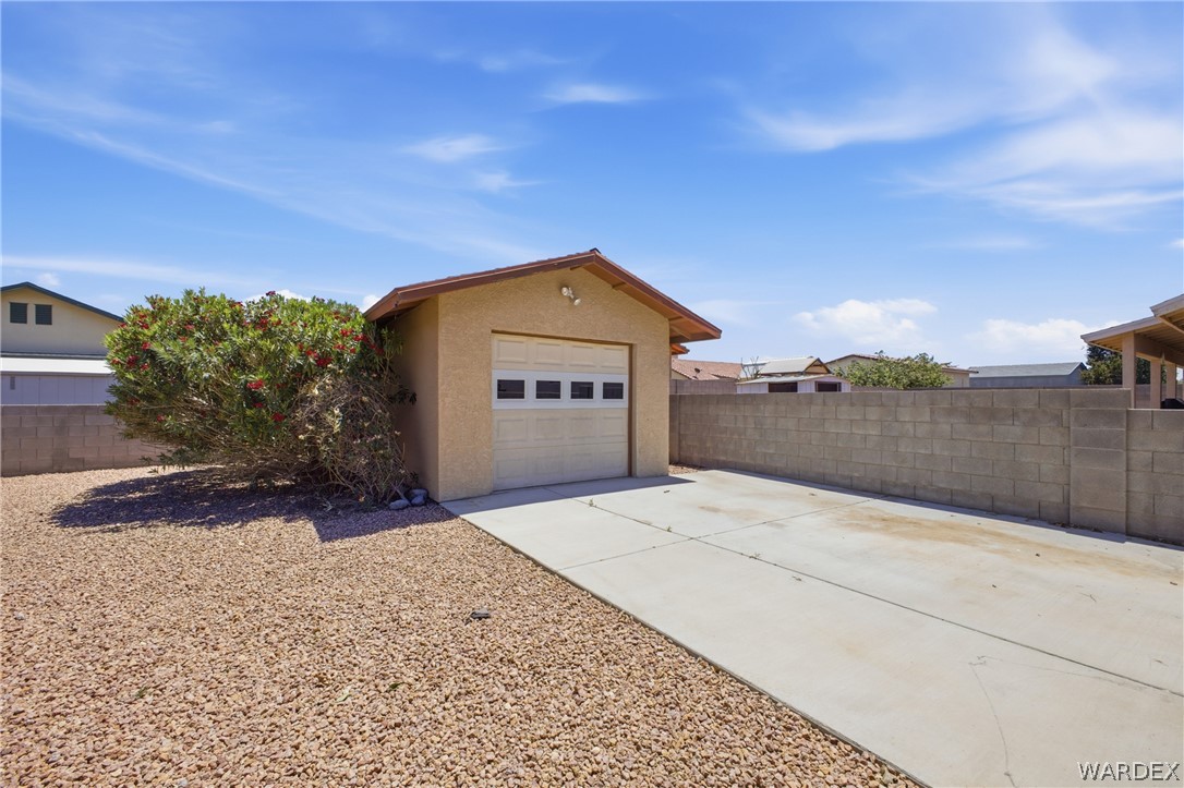 3918 North Eagle Rock Road Kingman, AZ 86409 - Photo 35 of 44 a front view of a house with a yard