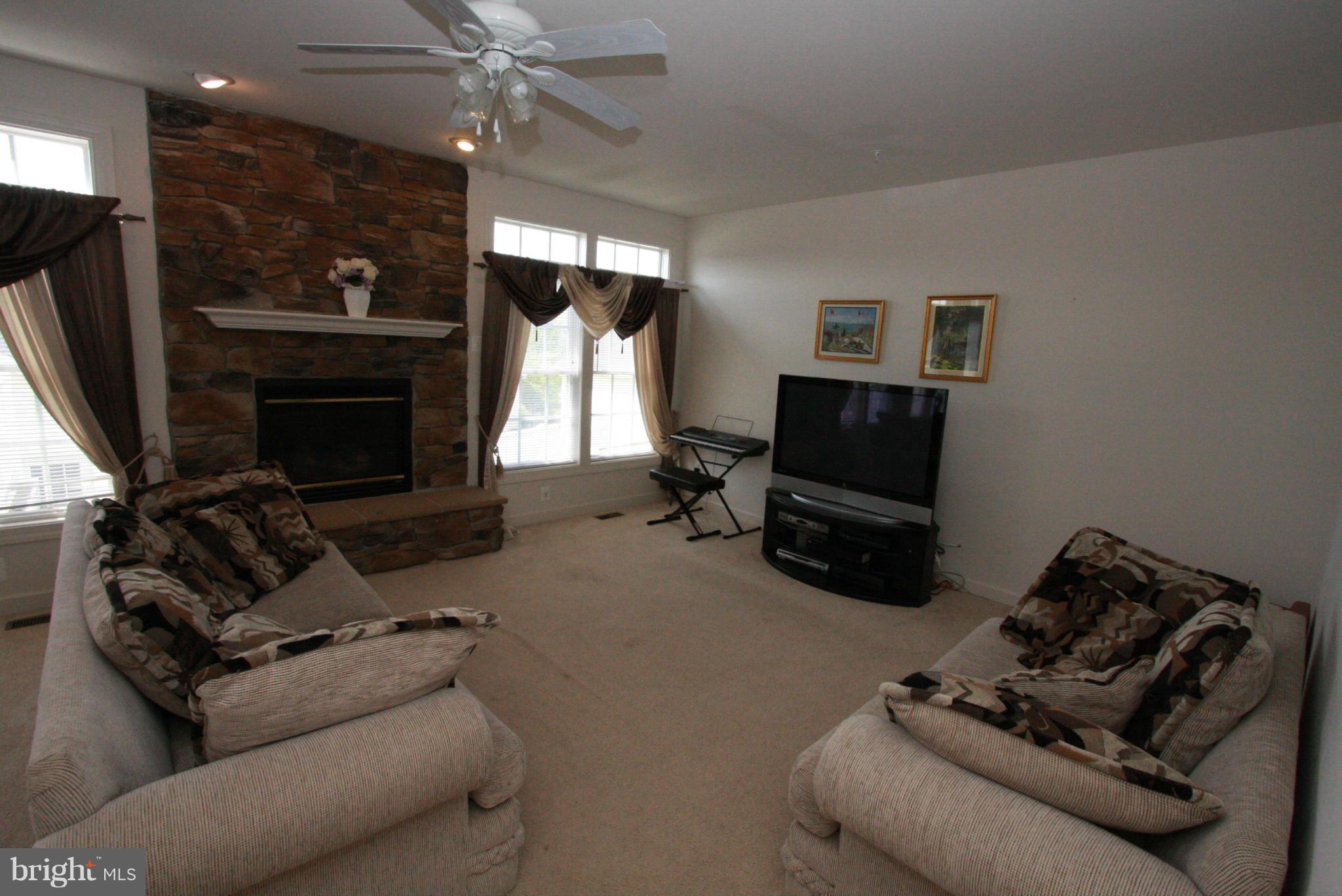 12007 Chestnut Glen Road Clarksburg, MD 20871 - Photo 11 of 29 Family Room