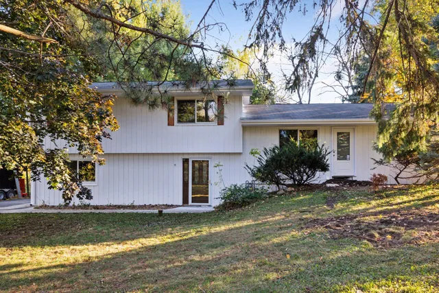 $925,000 | 18065 Berry Lane, Deephaven, MN 55391