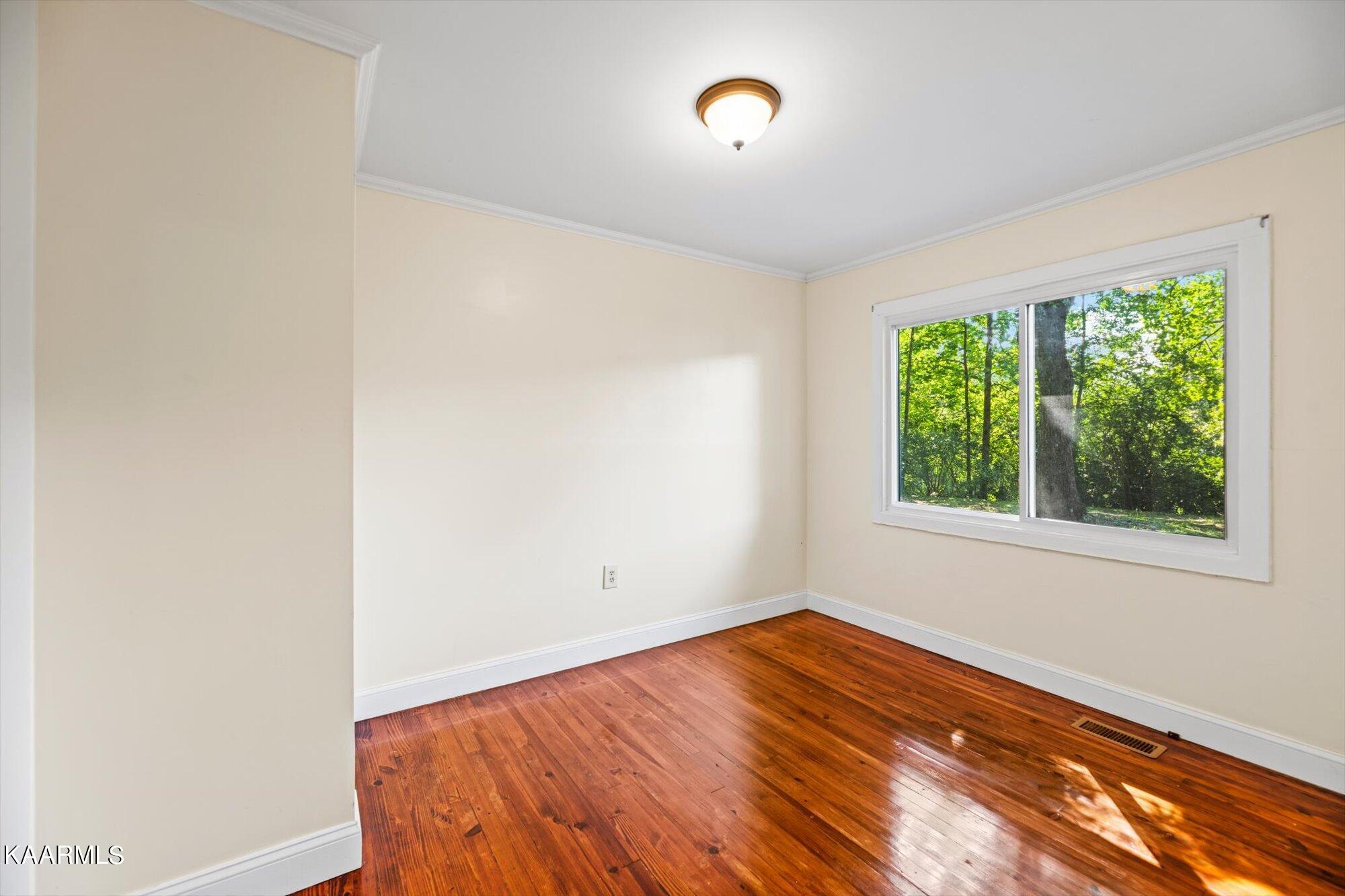 113 Wakeman Lane Oak Ridge, TN 37830 - Photo 13 of 15 13-113-Wakeman-Ln-Oak-Ridge-TN-13