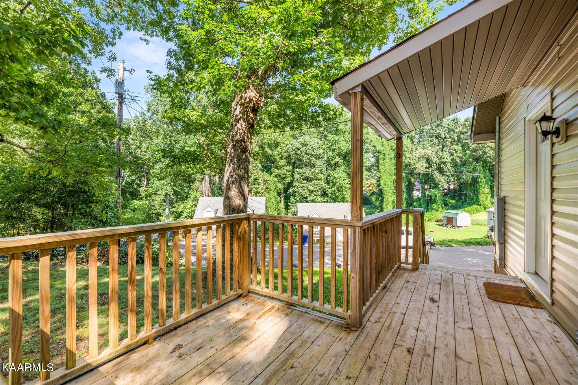 113 Wakeman Lane Oak Ridge, TN 37830 - Photo 3 of 15 03-113-Wakeman-Ln-Oak-Ridge-TN-3