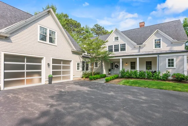 a view of an house with backyard and garden