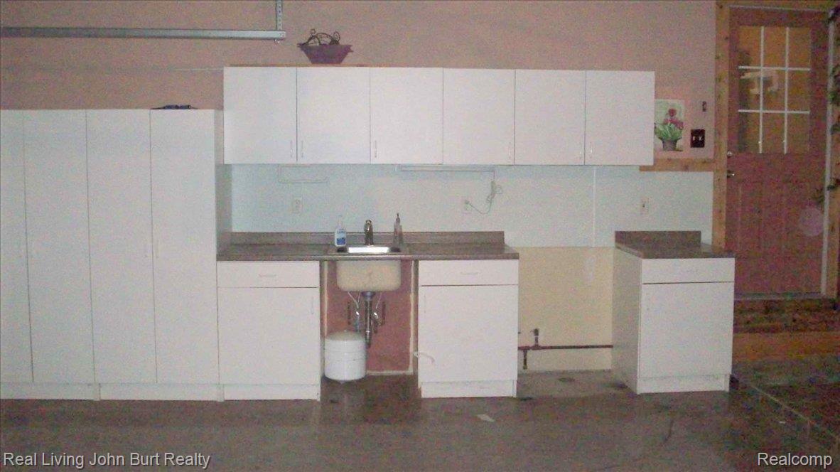 2191 Hummer Lake Road Oxford, MI 48371 - Photo 17 of 24 Attached Garage Kitchen