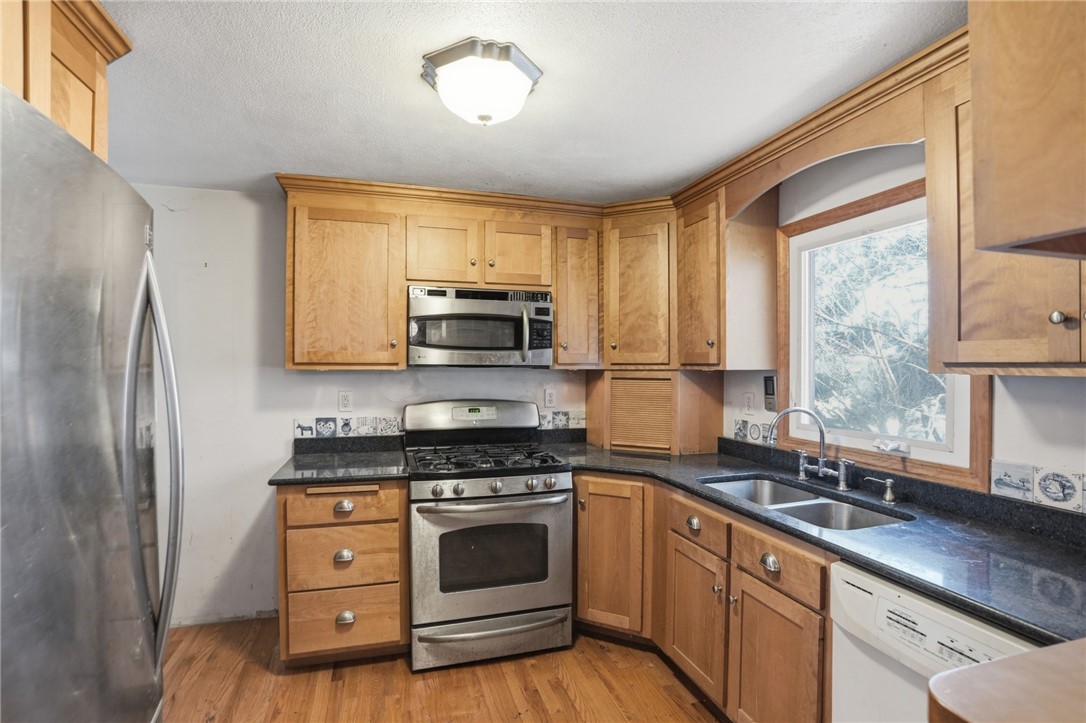 128 Clifford Street Pawtucket, RI 02860 - Photo 5 of 36