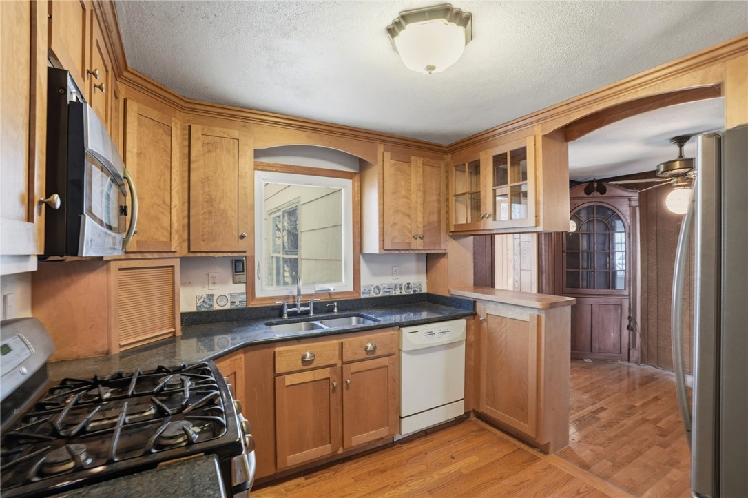 128 Clifford Street Pawtucket, RI 02860 - Photo 6 of 36