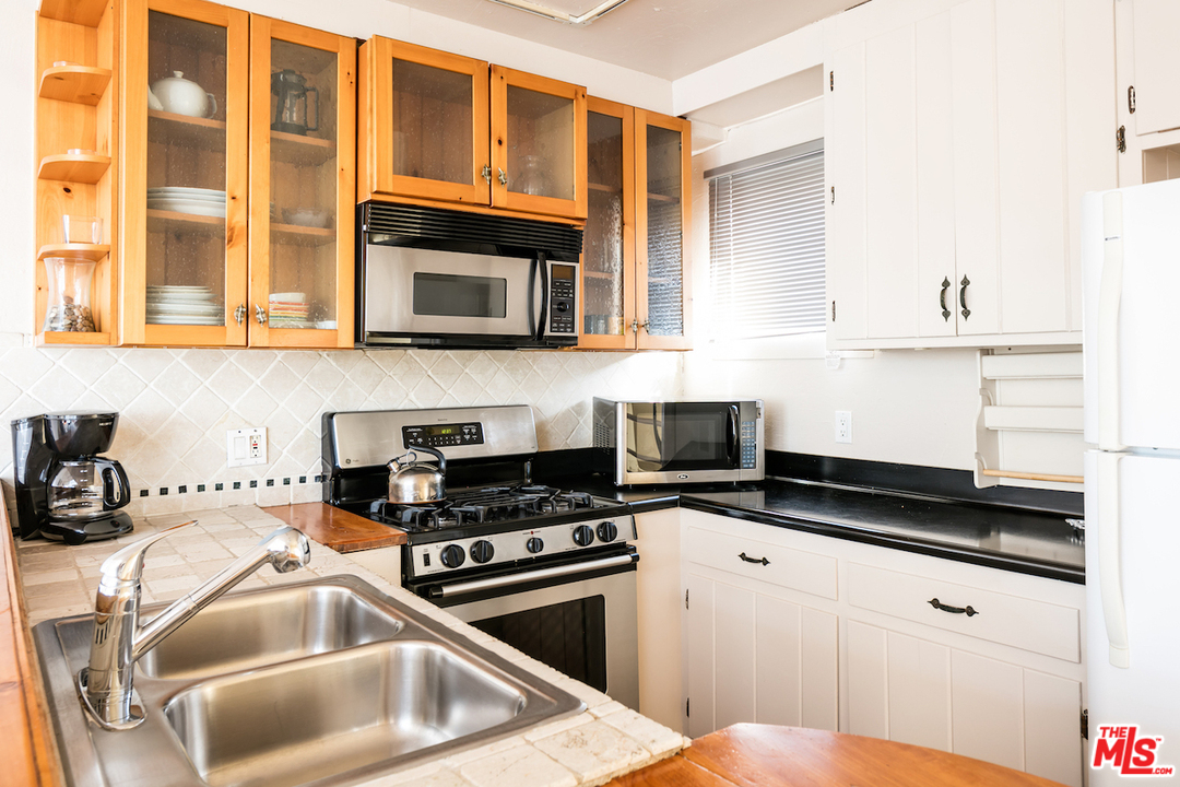 29235 Heathercliff Road, Unit 6 Malibu, CA 90265 - Photo 18 of 22 Gallery Image 18
