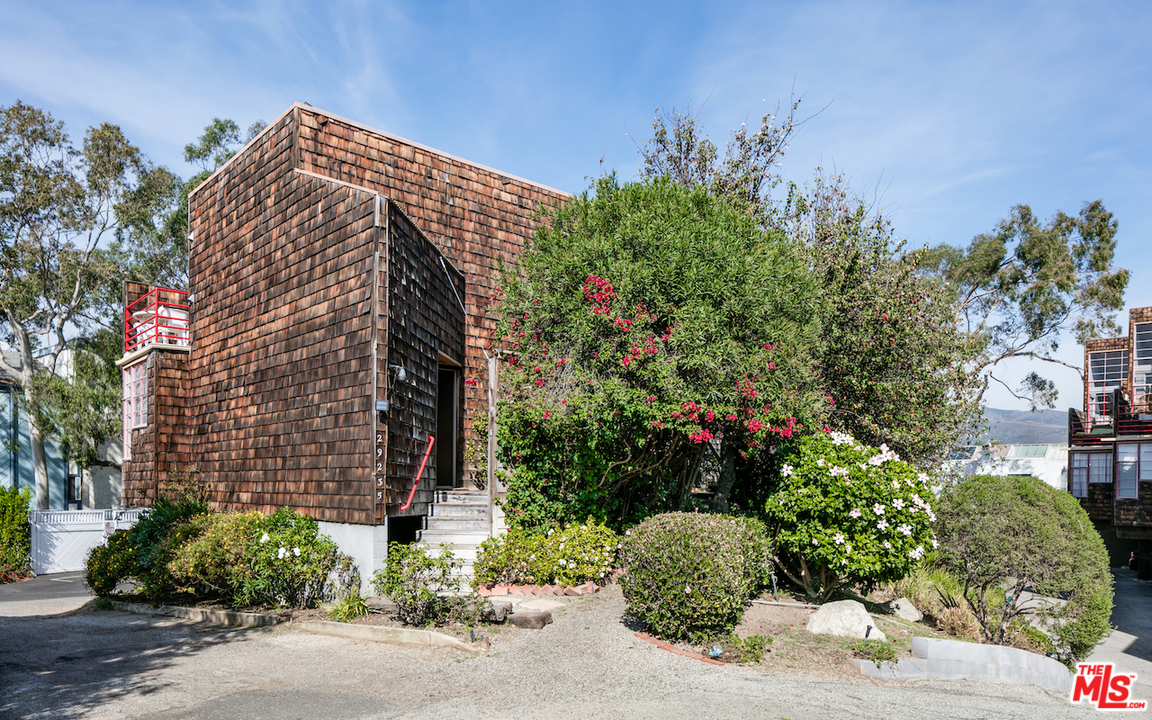 29235 Heathercliff Road, Unit 6 Malibu, CA 90265 - Photo 3 of 22 Gallery Image 3