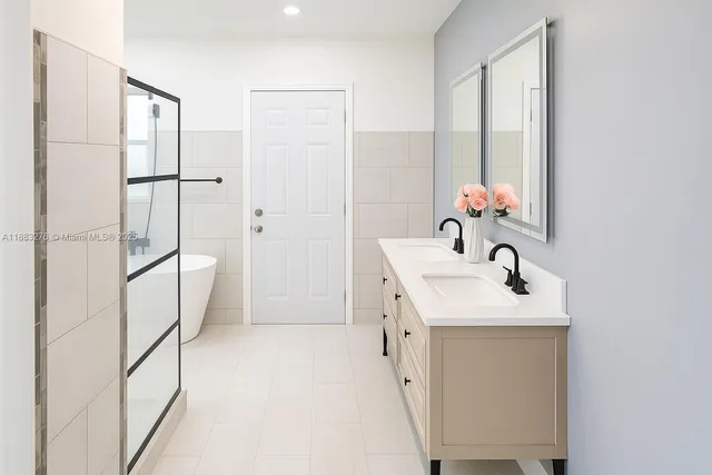 a view of a house with backyard