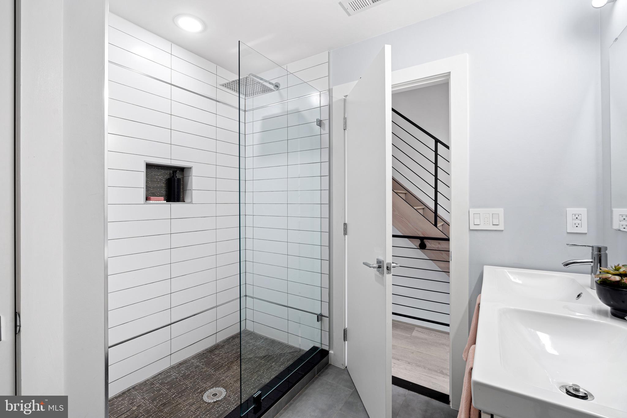 627 McClellan Street Philadelphia, PA 19148 - Photo 14 of 34 Hallway bath