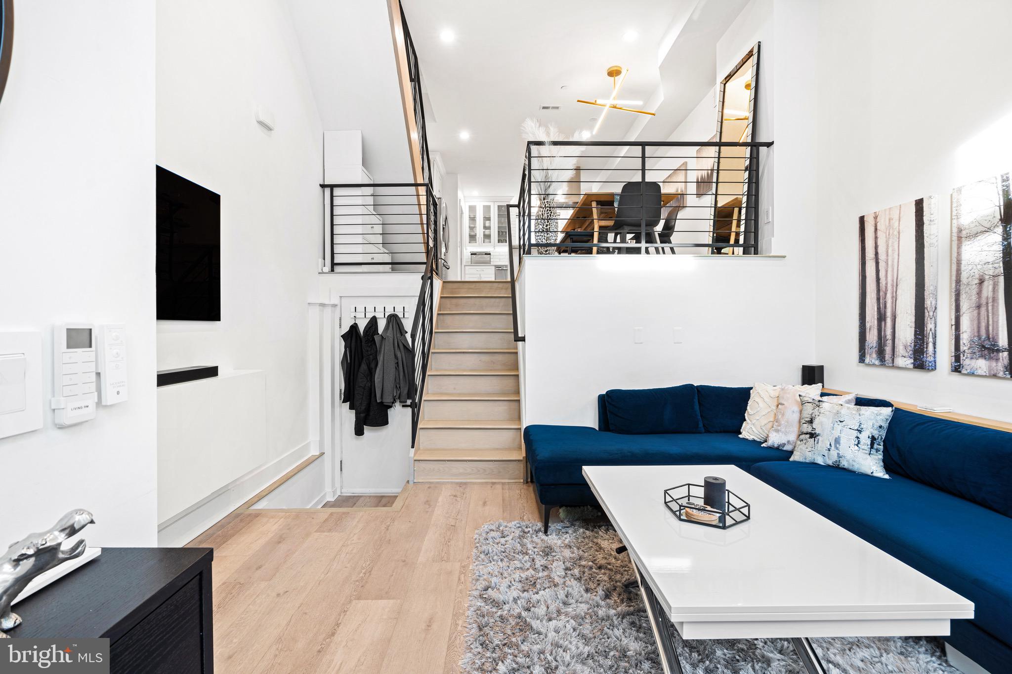 627 McClellan Street Philadelphia, PA 19148 - Photo 2 of 34 Living room w /13' ceilings
