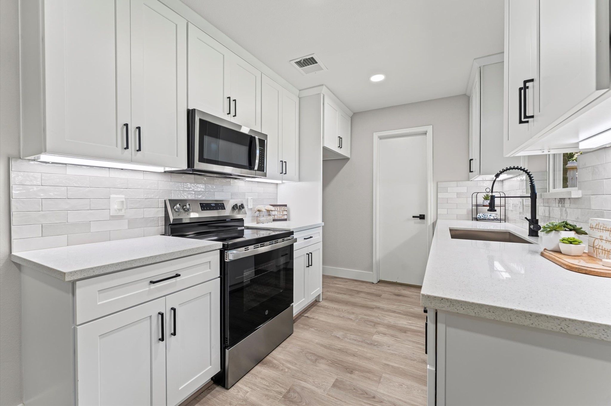 307 Sulky Trail Street Houston, TX 77060 - Photo 3 of 15