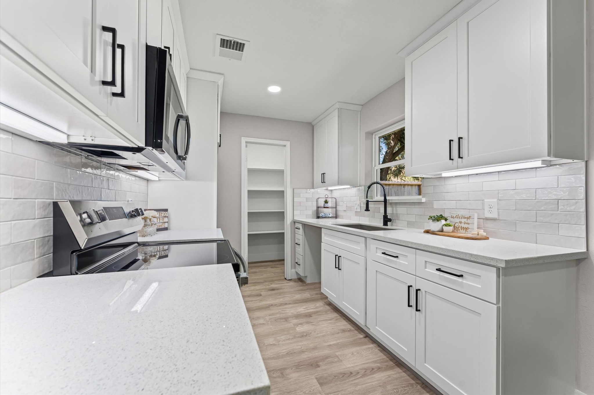 307 Sulky Trail Street Houston, TX 77060 - Photo 5 of 15