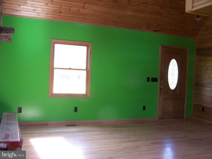 4320 Highland Ridge Road Berkeley Springs, WV 25411 - Photo 3 of 20 Living Room