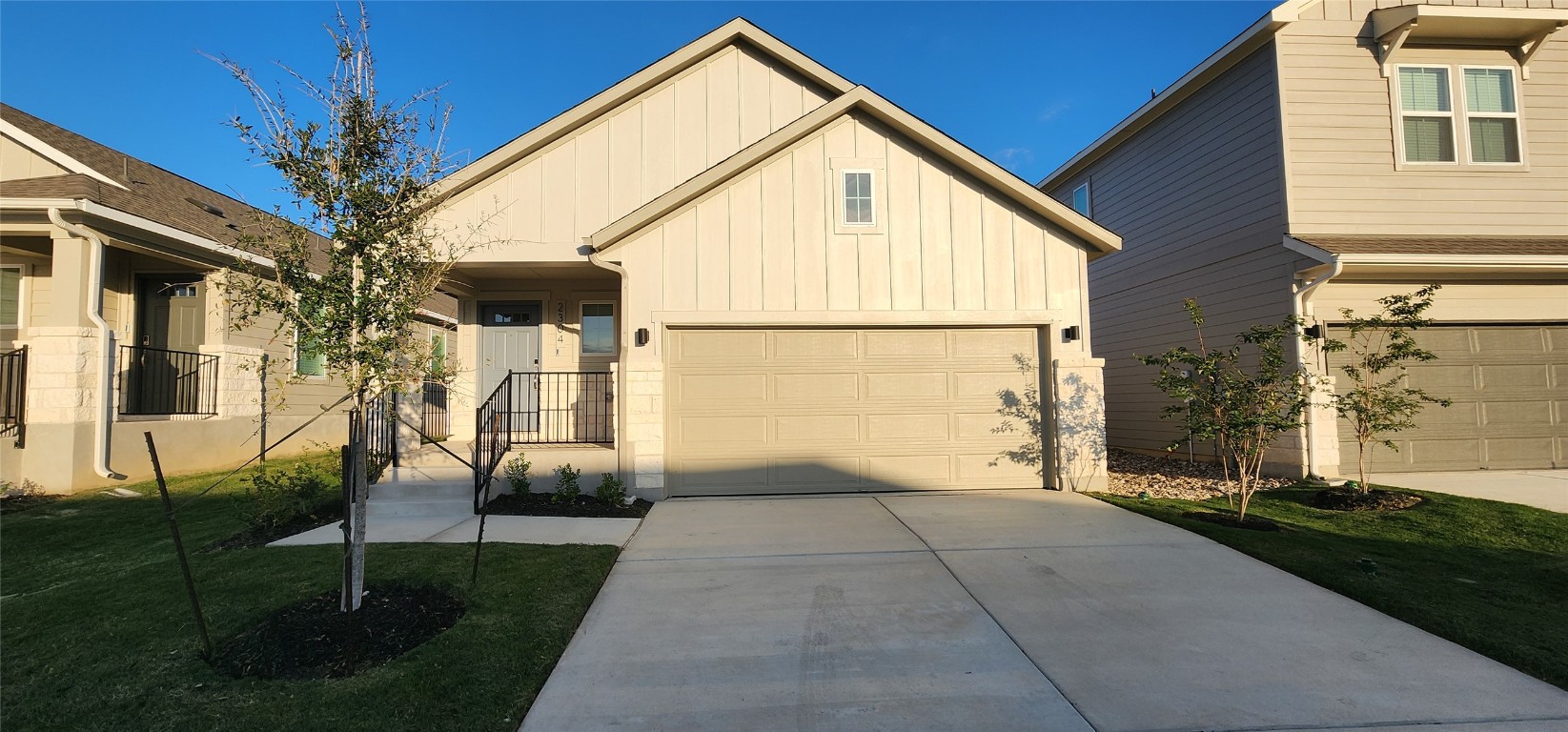 a view of backyard of the house