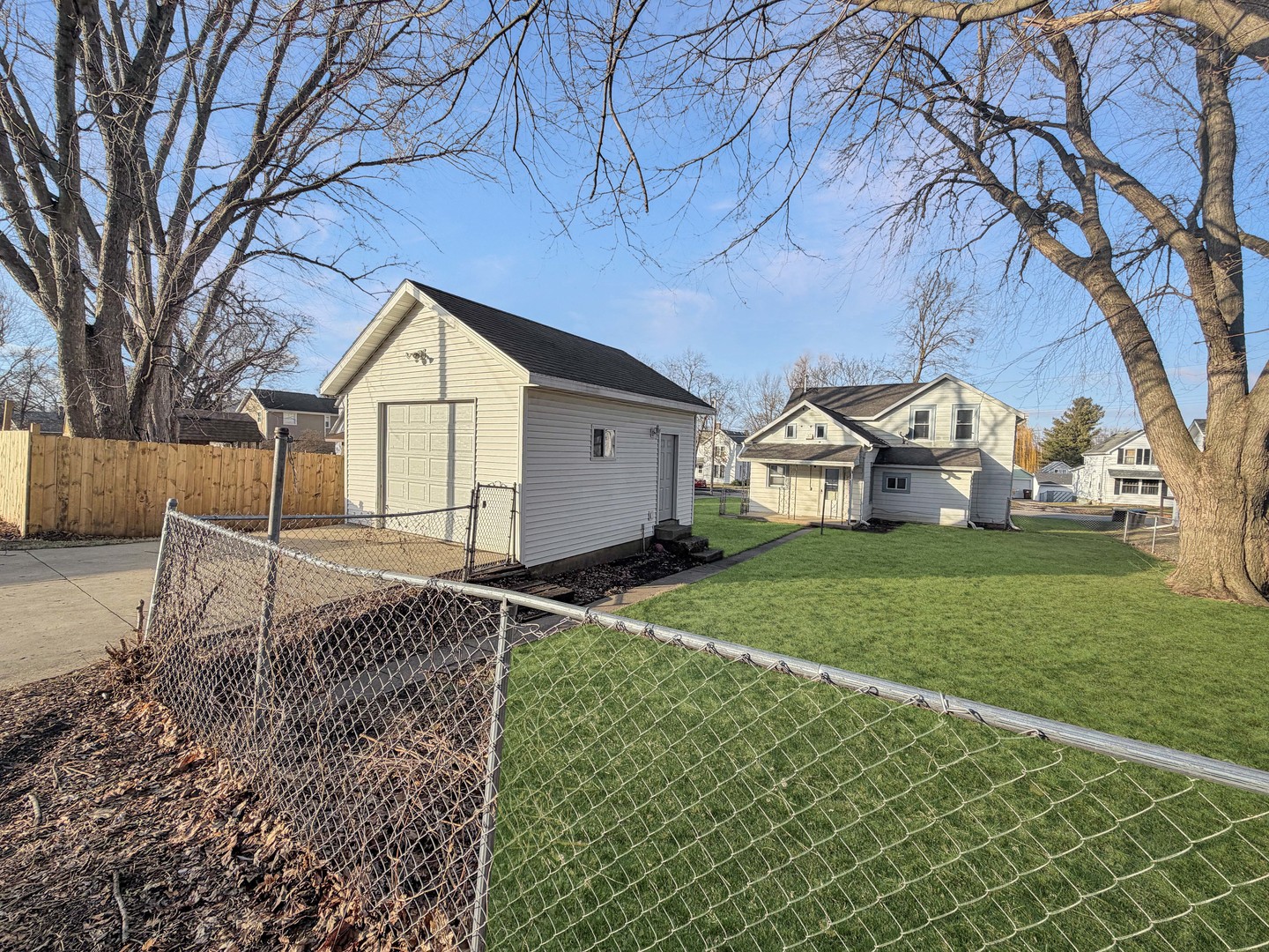 827 East Garden Street Freeport, IL 61032 - Photo 2 of 23 a front view of a house with garden
