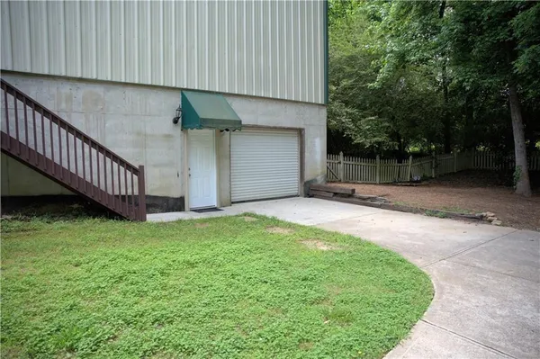 a view of a backyard