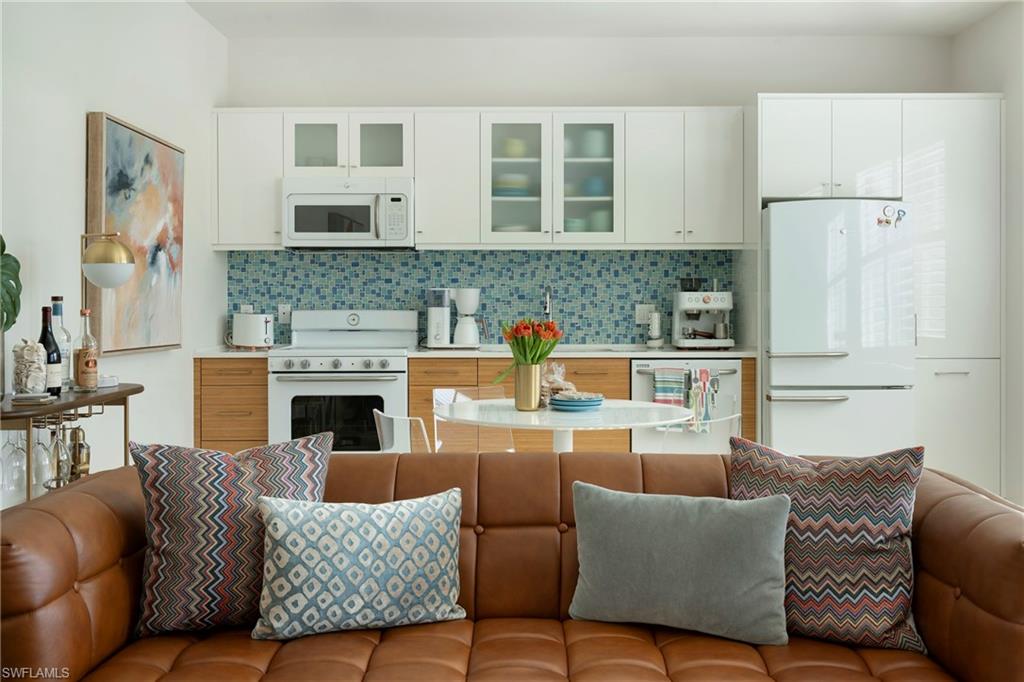 10042 Vanderbilt Drive Naples, FL 34108 - Photo 5 of 37