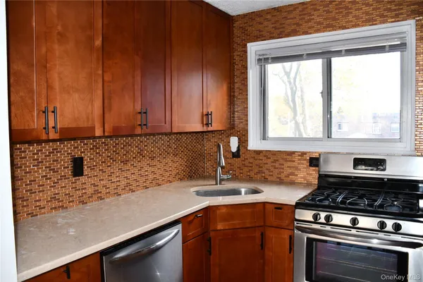 $2,000 | 1065 Fenwood Drive, Unit 2, Valley Stream, NY 11580