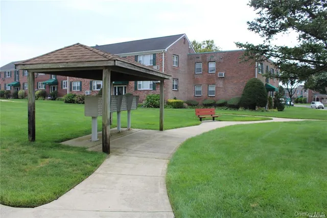 $2,250 | 1065 Fenwood Drive, Unit 2, Valley Stream, NY 11580