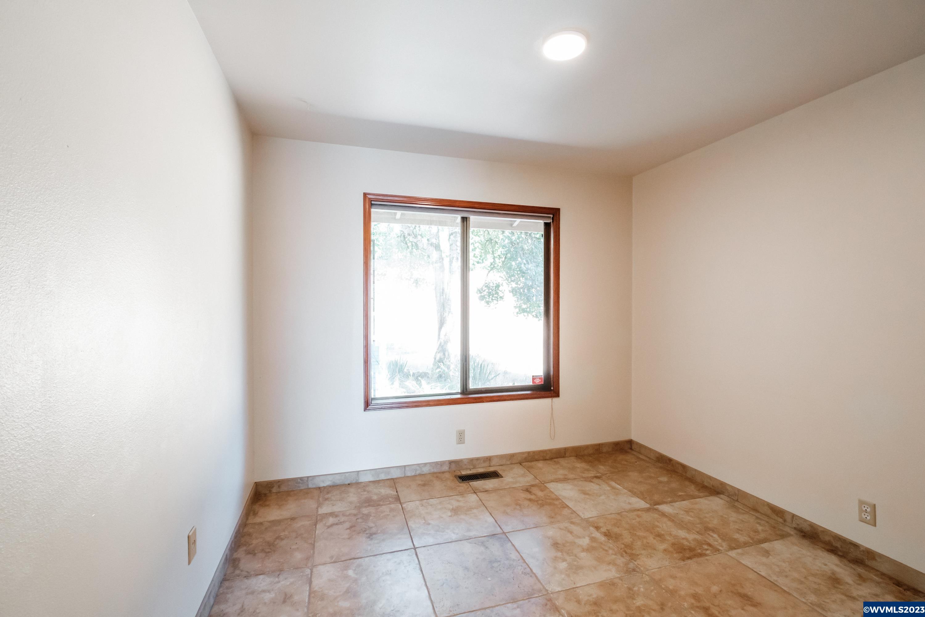 8588 Skyline Road South Salem, OR 97306 - Photo 17 of 42 an empty room with a window
