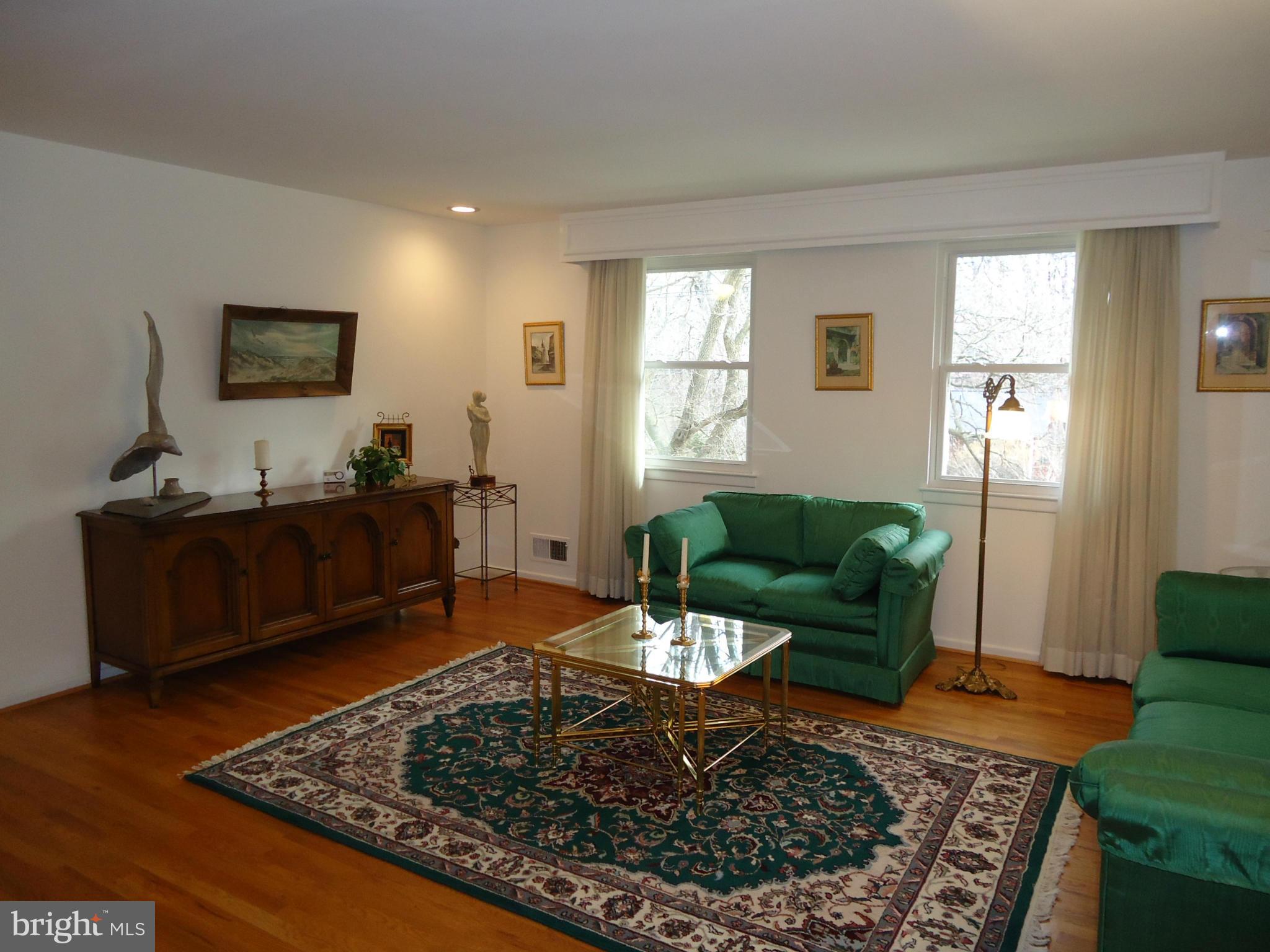 9612 McAlpine Road Silver Spring, MD 20901 - Photo 12 of 29 Living Room