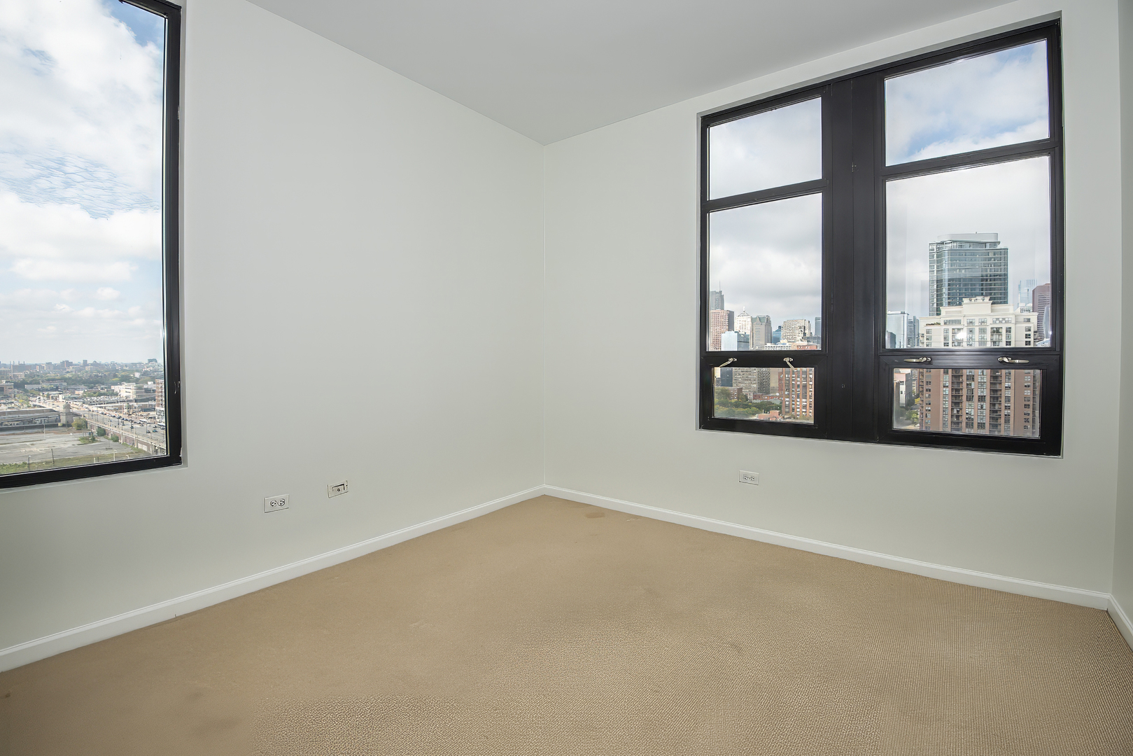 1255 South State Street, Unit 1902 Chicago, IL 60605 - Photo 17 of 33 an empty room with a window