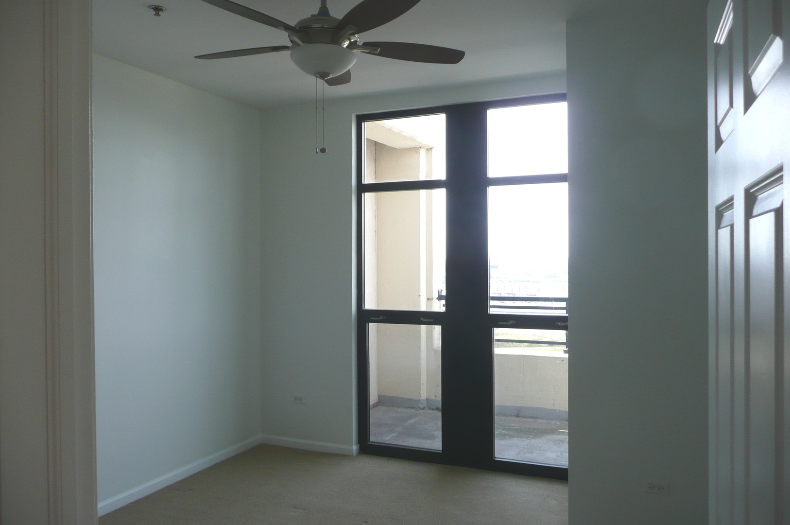 1255 South State Street, Unit 1902 Chicago, IL 60605 - Photo 19 of 33 a view of an empty room and window