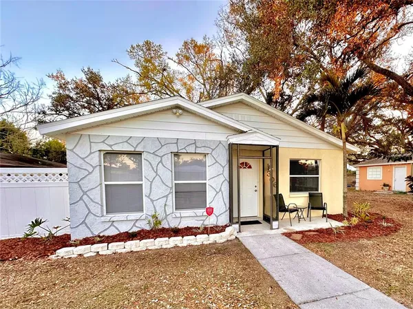$2,100 | 306 Bailey Lane, Sarasota, FL 34237