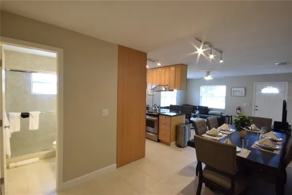 $2,100 | 306 Bailey Lane, Sarasota, FL 34237