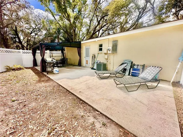 $2,100 | 306 Bailey Lane, Sarasota, FL 34237