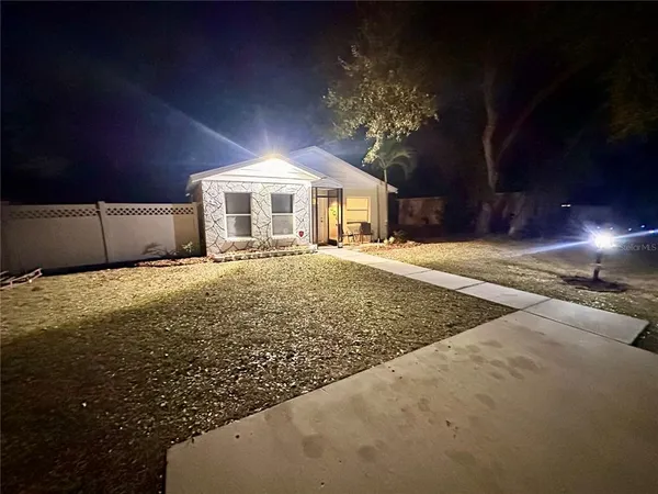 $2,100 | 306 Bailey Lane, Sarasota, FL 34237