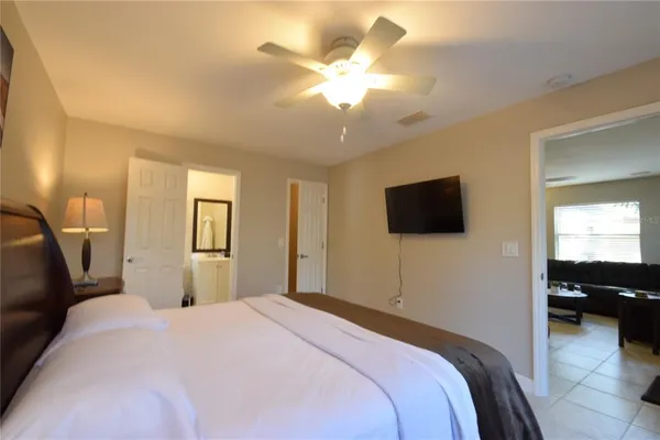 $2,100 | 306 Bailey Lane, Sarasota, FL 34237
