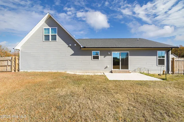 $320,000 | 201 Stonebridge Court, Maysville, NC 28555