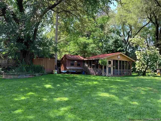 a view of a house with backyard and garden